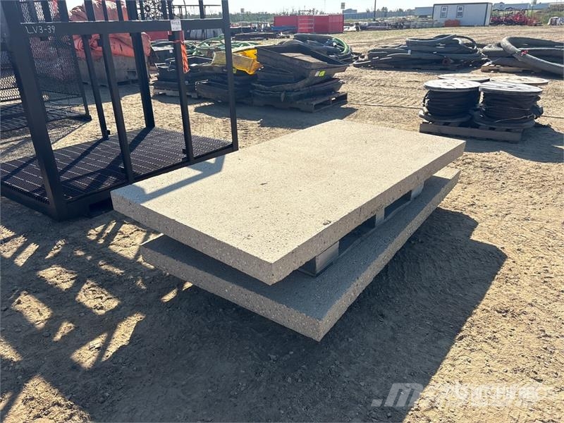 Quantity of (2) 42 in x 82 in Concrete Slabs Treuils, palans et monte-charge