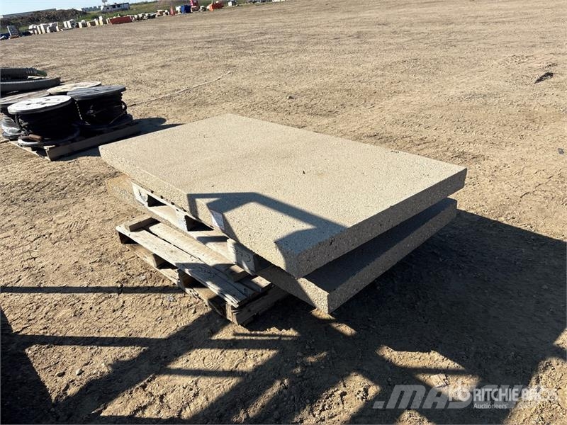 Quantity of (2) 42 in x 82 in Concrete Slabs Treuils, palans et monte-charge