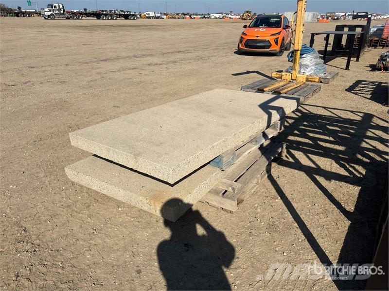 Quantity of (2) 42 in x 82 in Concrete Slabs Treuils, palans et monte-charge
