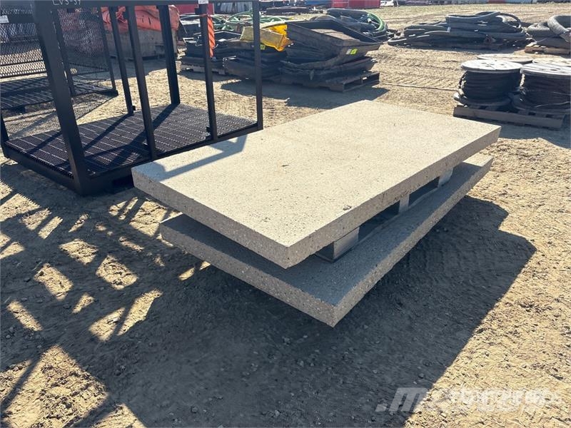 Quantity of (2) 42 in x 82 in Concrete Slabs Treuils, palans et monte-charge
