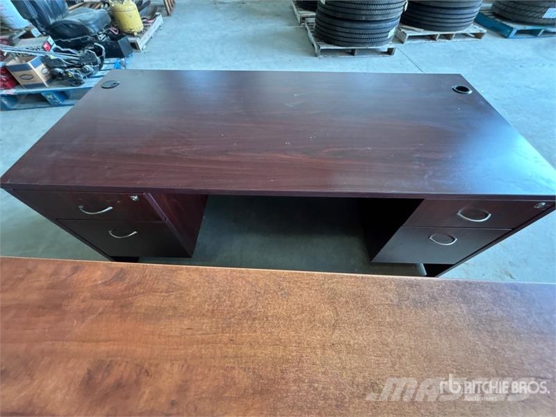  Quantity of (2) 5 ft 6 in x 2 ft 6 in Desk Drugi deli
