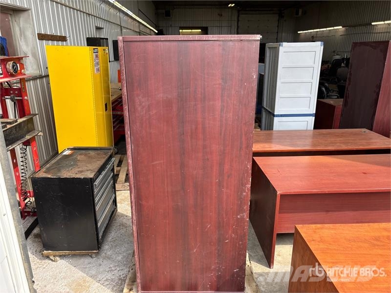 Quantity of (2) 5 ft 6 in x 2 ft 6 in Desk Drugi deli