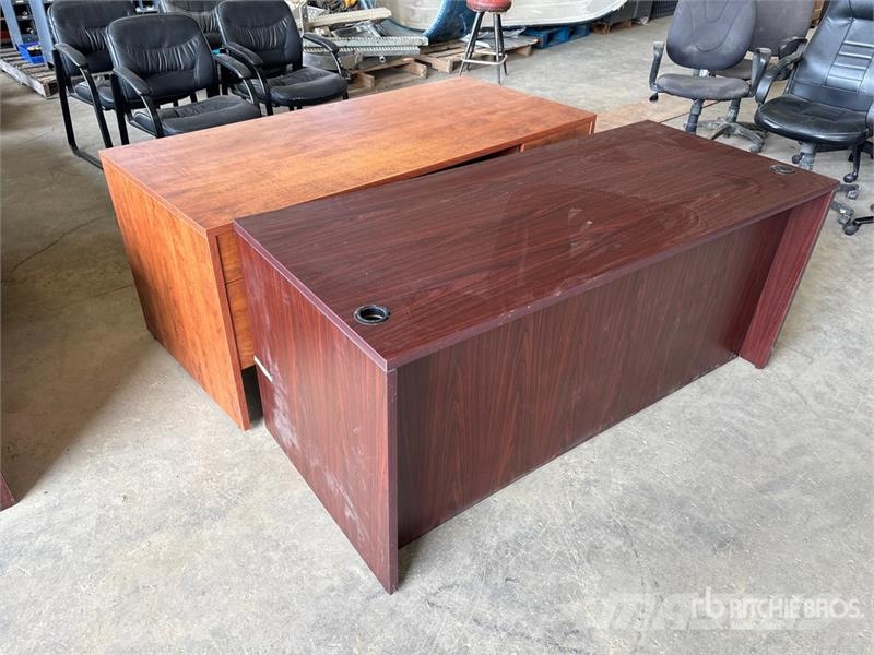  Quantity of (2) 5 ft 6 in x 2 ft 6 in Desk Drugi deli
