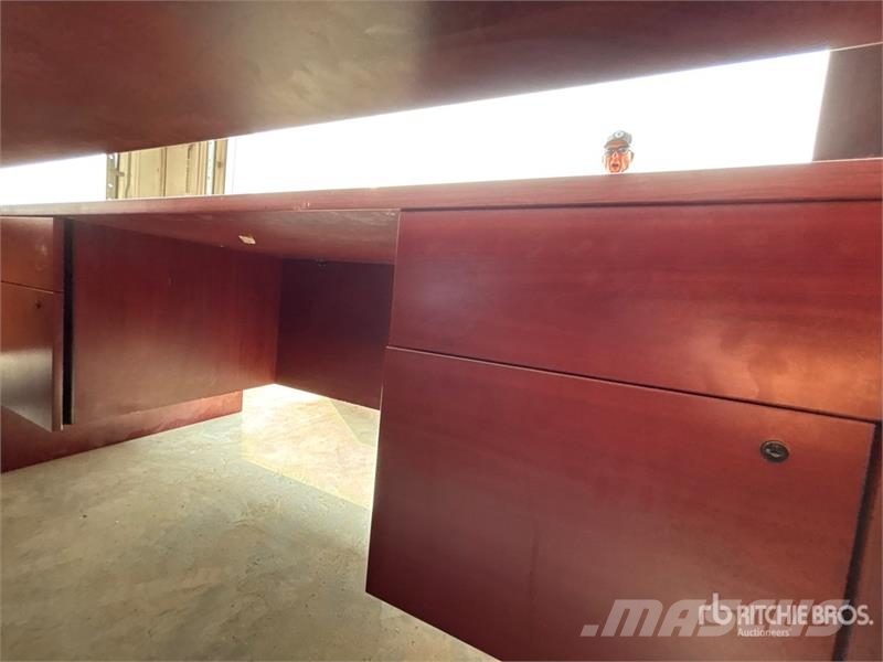  Quantity of (2) 5 ft 6 in x 2 ft 6 in Desk Drugi deli