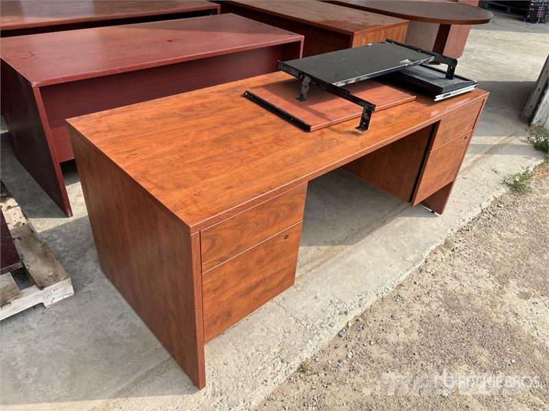 Quantity of (2) 5 ft 6 in x 2 ft 6 in Desk Drugi deli