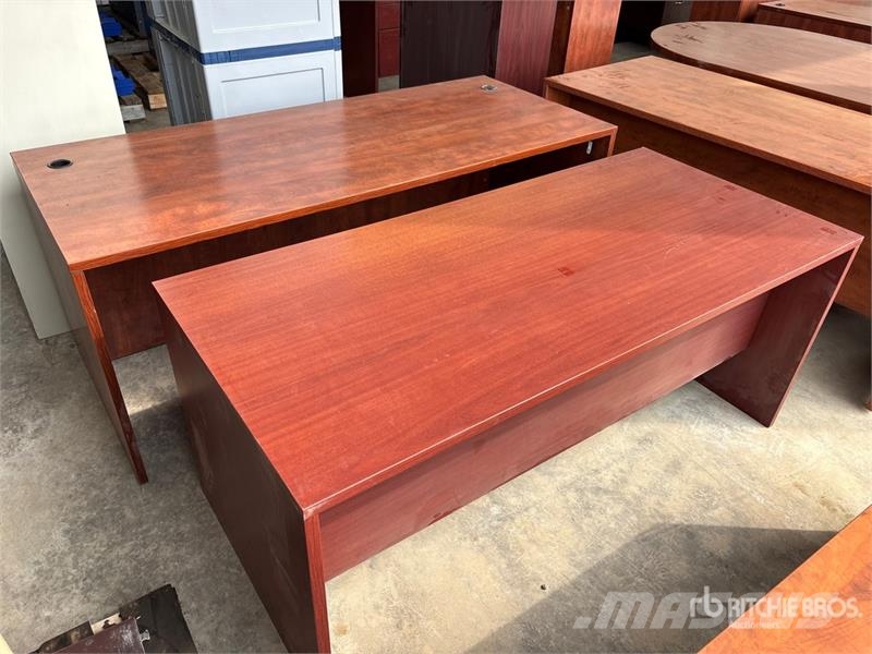  Quantity of (2) 5 ft 6 in x 2 ft 6 in Desk Drugi deli