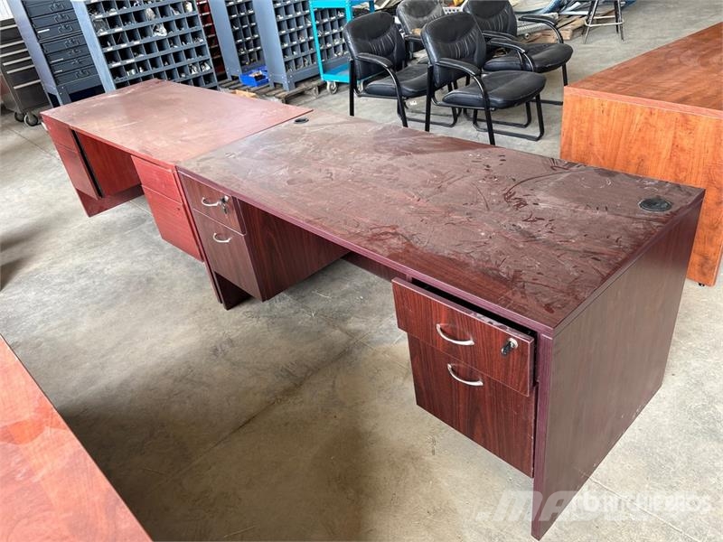  Quantity of (2) 5 ft 6 in x 2 ft 6 in Desk Drugi deli