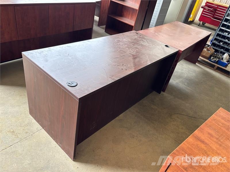  Quantity of (2) 5 ft 6 in x 2 ft 6 in Desk Drugi deli