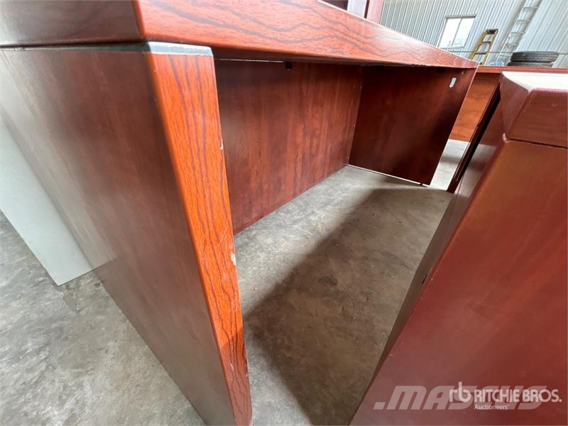  Quantity of (2) 5 ft 6 in x 2 ft 6 in Desk Drugi deli