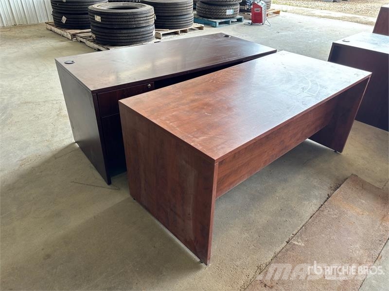  Quantity of (2) 5 ft 6 in x 2 ft 6 in Desk Drugi deli