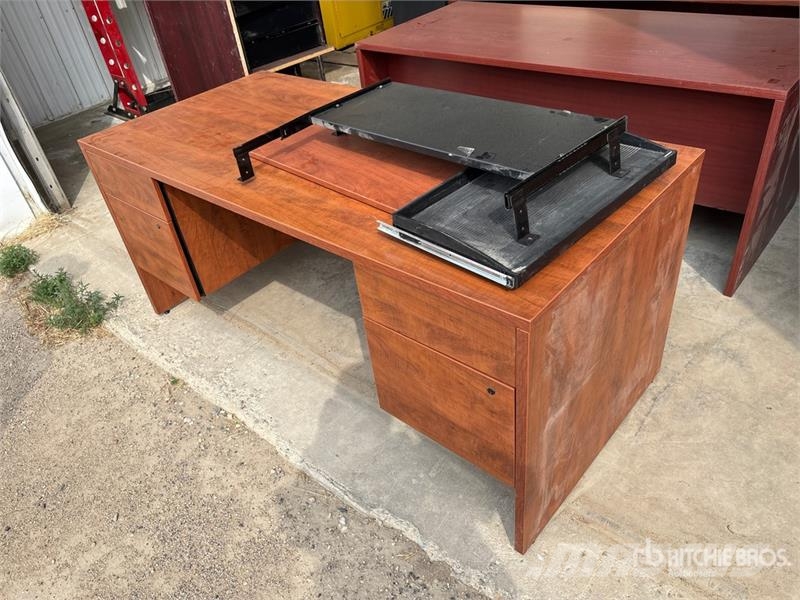 Quantity of (2) 5 ft 6 in x 2 ft 6 in Desk Drugi deli
