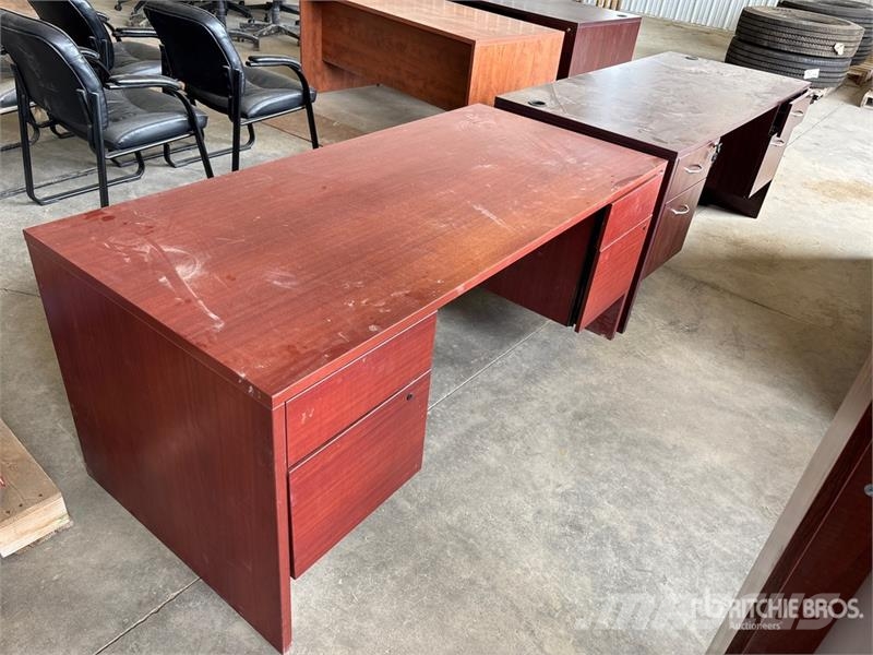  Quantity of (2) 5 ft 6 in x 2 ft 6 in Desk Drugi deli