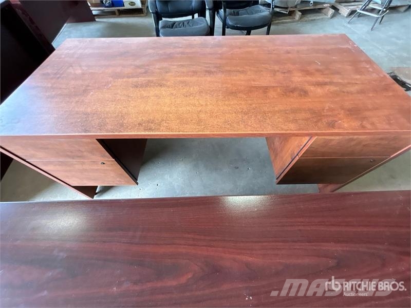  Quantity of (2) 5 ft 6 in x 2 ft 6 in Desk Drugi deli