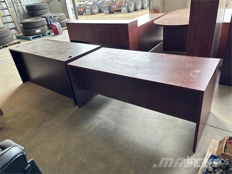  Quantity of (2) 5 ft 6 in x 2 ft 6 in Desk Drugi deli