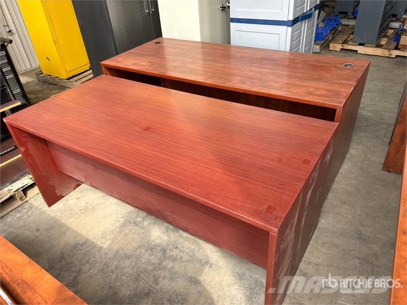  Quantity of (2) 5 ft 6 in x 2 ft 6 in Desk Drugi deli