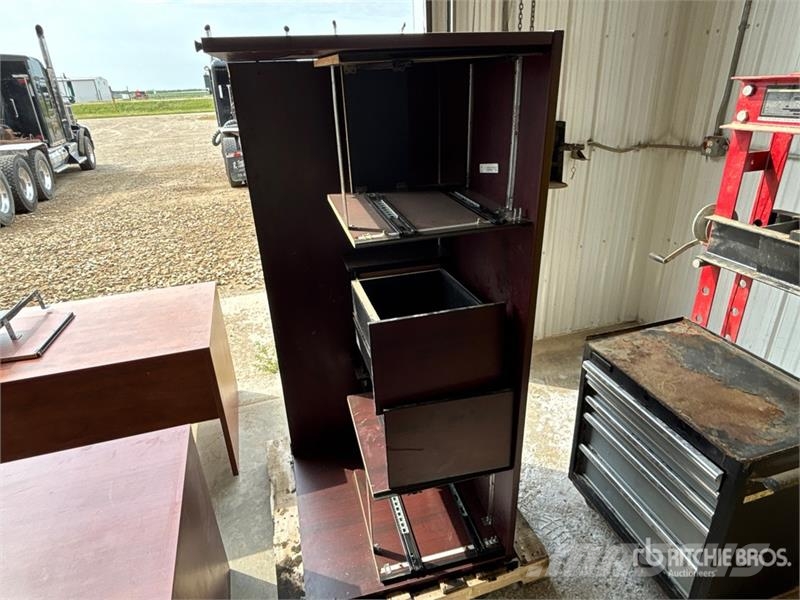 Quantity of (2) 5 ft 6 in x 2 ft 6 in Desk Drugi deli