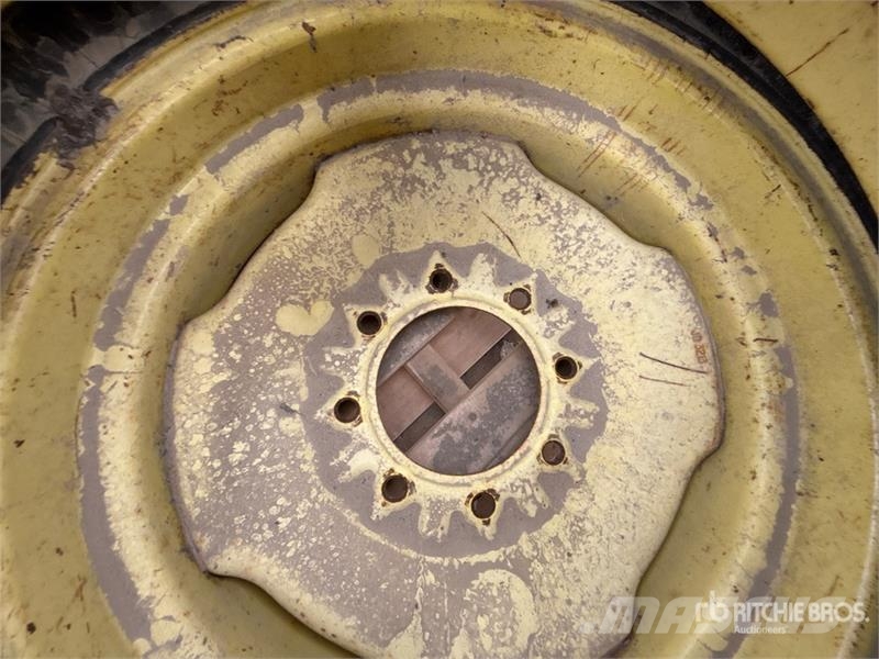 Quantity of (2) 7.50-20 Tires - Fits John Deere Gume, točkovi i felne