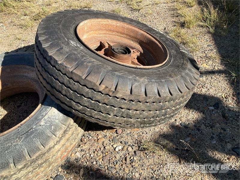 Quantity of (2) 8-14.5 Tires Opony, koła i felgi