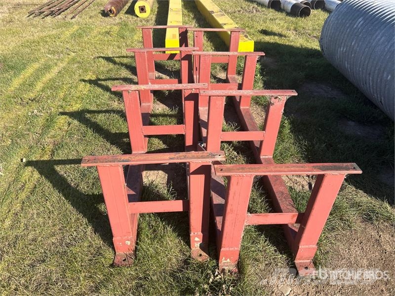 Quantity of (2) 8 ft Steel Stands Andre komponenter