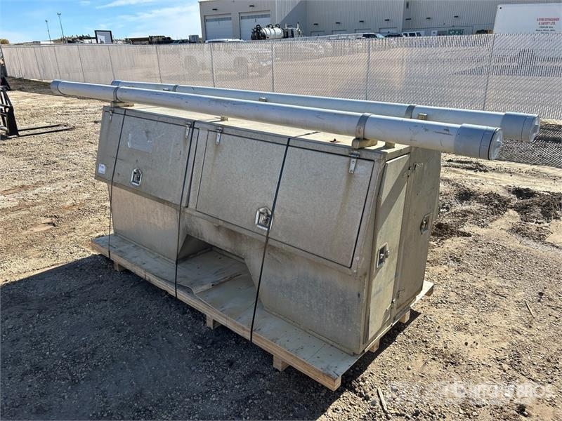  Quantity of (2) 8 ft Truck Bed Tool Box معدات البناء - غير ذلك