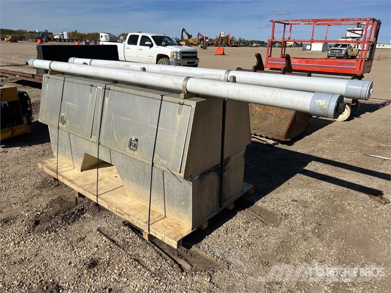  Quantity of (2) 8 ft Truck Bed Tool Box معدات البناء - غير ذلك