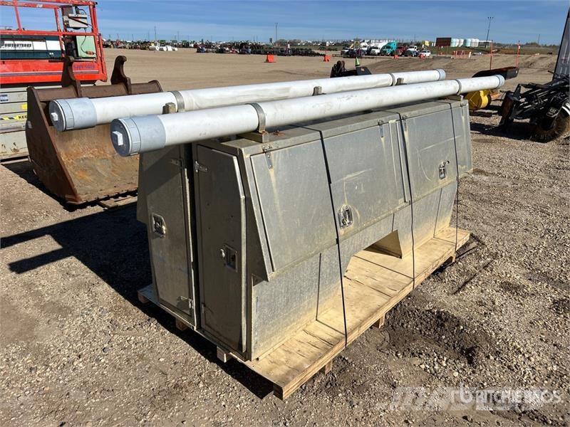  Quantity of (2) 8 ft Truck Bed Tool Box معدات البناء - غير ذلك