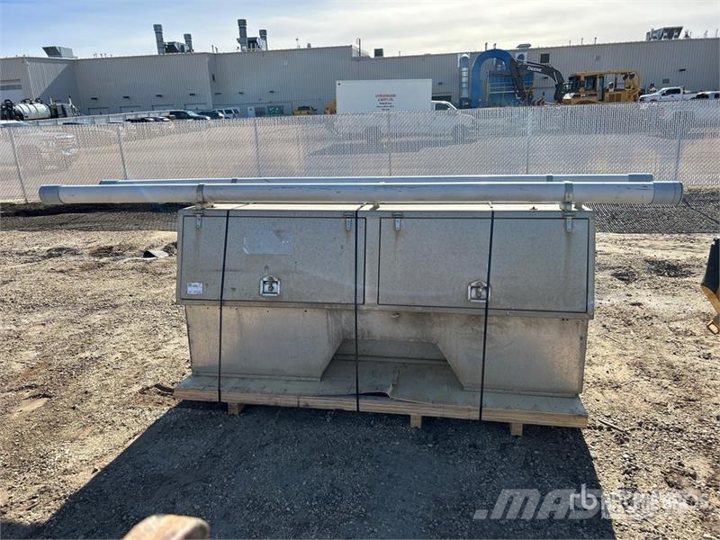  Quantity of (2) 8 ft Truck Bed Tool Box معدات البناء - غير ذلك