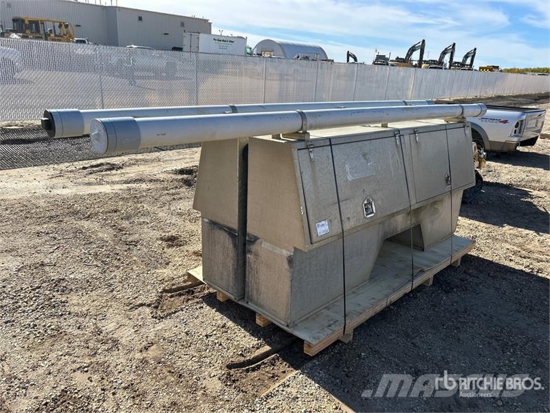  Quantity of (2) 8 ft Truck Bed Tool Box معدات البناء - غير ذلك