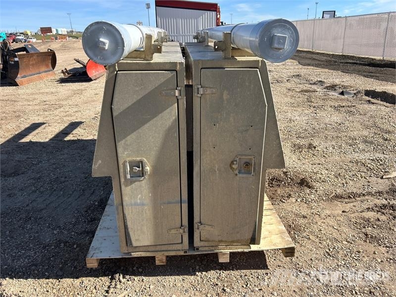  Quantity of (2) 8 ft Truck Bed Tool Box معدات البناء - غير ذلك