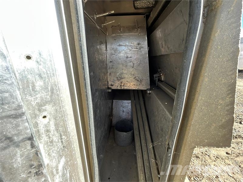  Quantity of (2) 8 ft Truck Bed Tool Box معدات البناء - غير ذلك