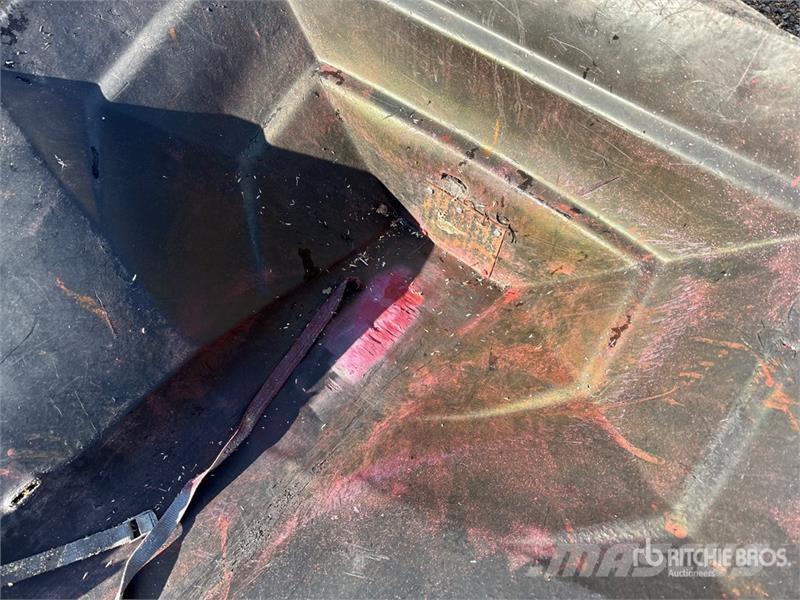 Quantity of (2) 8 in Poly Hopper Naprave za predelavo in shranjevanje žetve - Ostalo