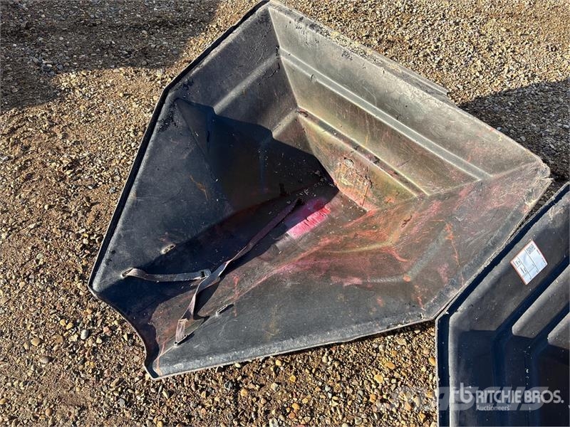 Quantity of (2) 8 in Poly Hopper Naprave za predelavo in shranjevanje žetve - Ostalo