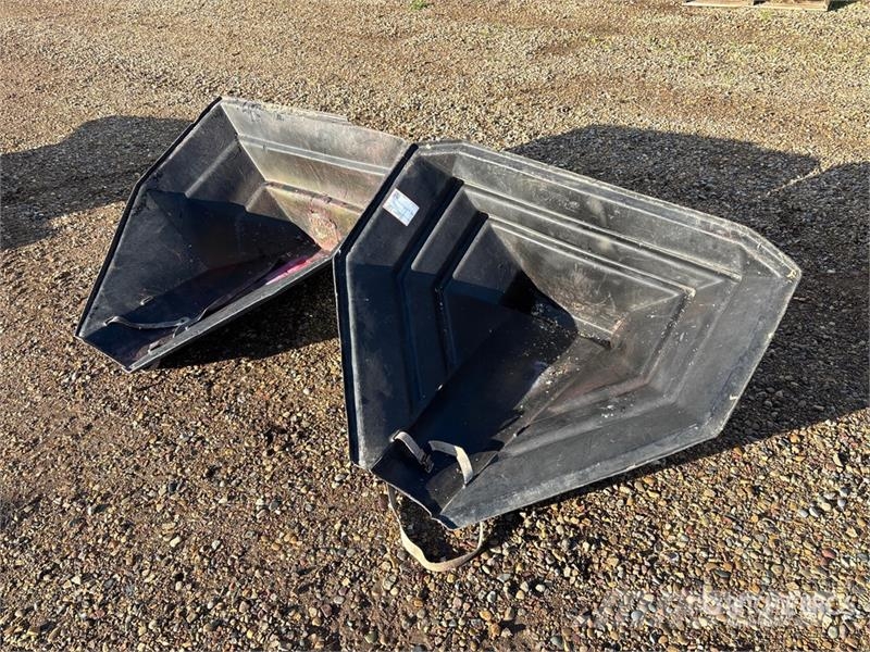 Quantity of (2) 8 in Poly Hopper Naprave za predelavo in shranjevanje žetve - Ostalo