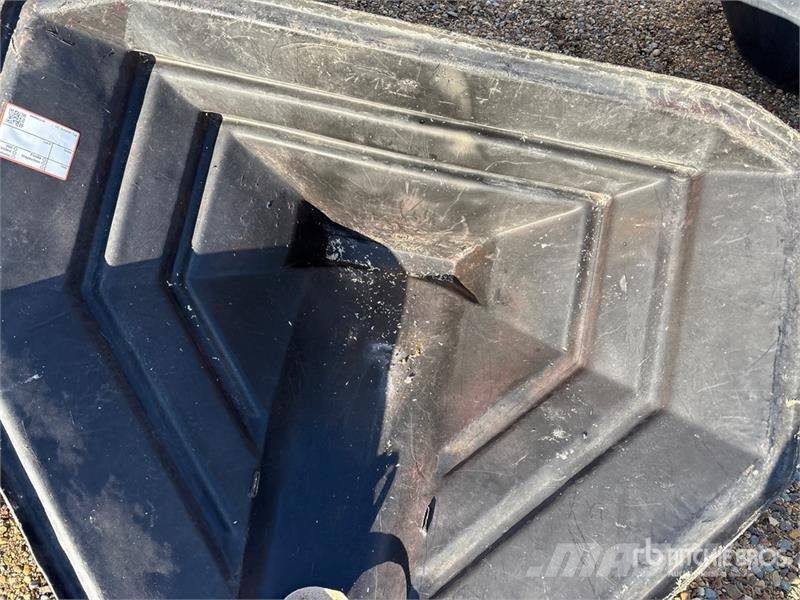 Quantity of (2) 8 in Poly Hopper Naprave za predelavo in shranjevanje žetve - Ostalo