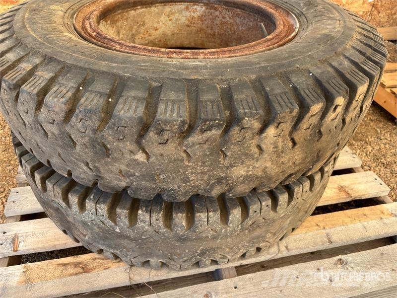  Quantity of (2) 9.00-20 Tires Opony, koła i felgi