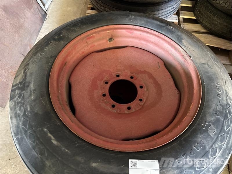 Quantity of (2) 9.00-24 Tires Gume, točkovi i felne