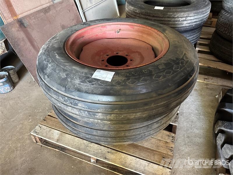 Quantity of (2) 9.00-24 Tires Gume, točkovi i felne