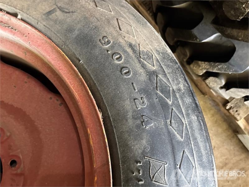 Quantity of (2) 9.00-24 Tires Gume, točkovi i felne