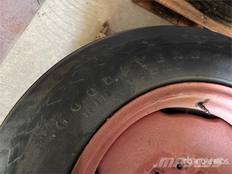 Quantity of (2) 9.00-24 Tires Gume, točkovi i felne