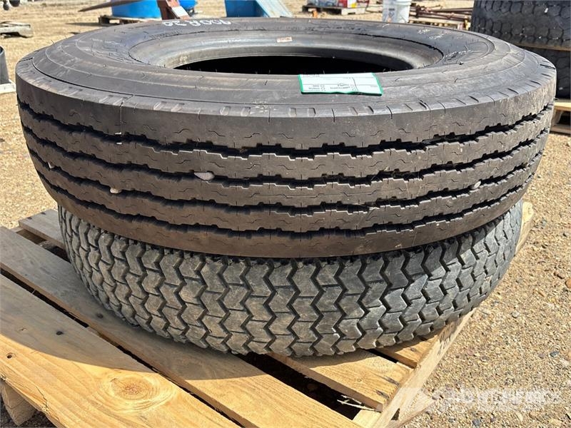Quantity of (2) 9.00R20 Tires Opony, koła i felgi