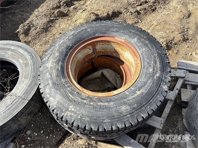Quantity of (2) 9.00R20 Tires Gume, točkovi i felne
