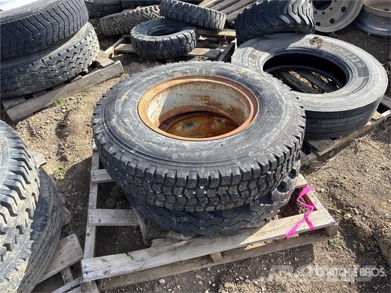 Quantity of (2) 9.00R20 Tires Gume, točkovi i felne