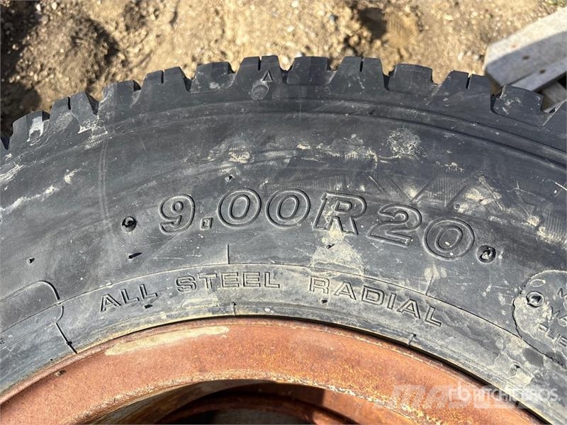 Quantity of (2) 9.00R20 Tires Gume, točkovi i felne