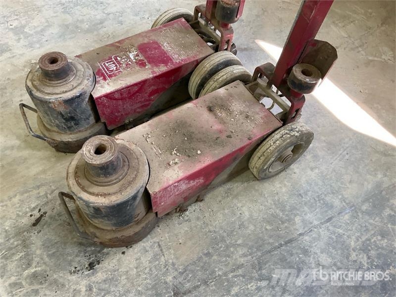 Quantity of (2) Air Actuated Floor Jacks Andre komponenter