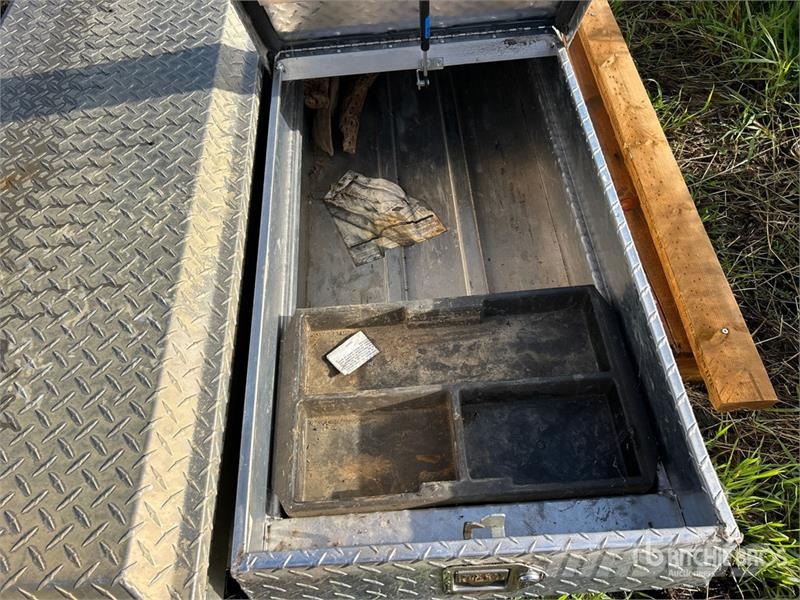Quantity of (2) Aluminum Diamond Plate Truck Tool Ďalšie komponenty