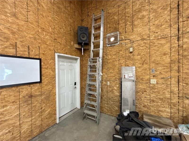 Quantity of (2) Aluminum Ladder Ostale komponente za građevinarstvo