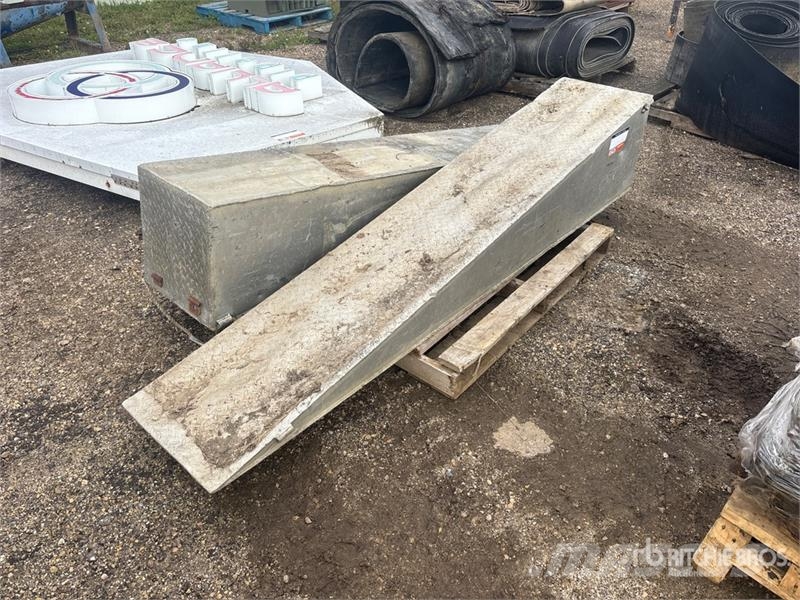 Quantity of (2) Aluminum Ramps Drugi deli