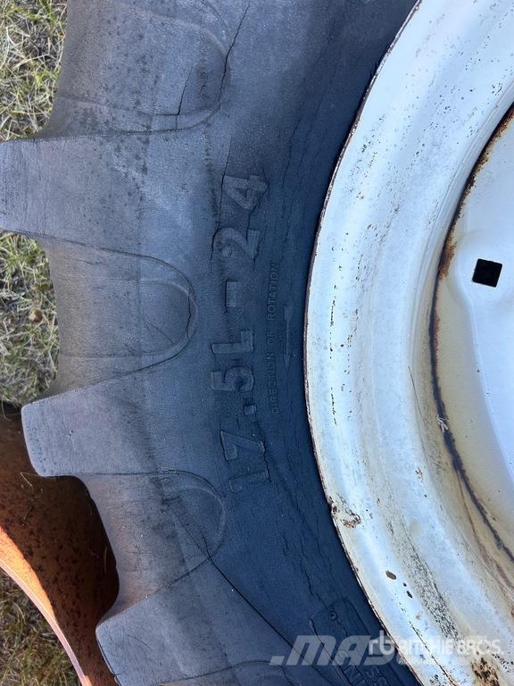Quantity of (2) Armstrong 17.5L-24 Tires Opony, koła i felgi