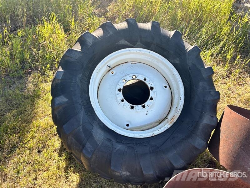 Quantity of (2) Armstrong 17.5L-24 Tires Opony, koła i felgi