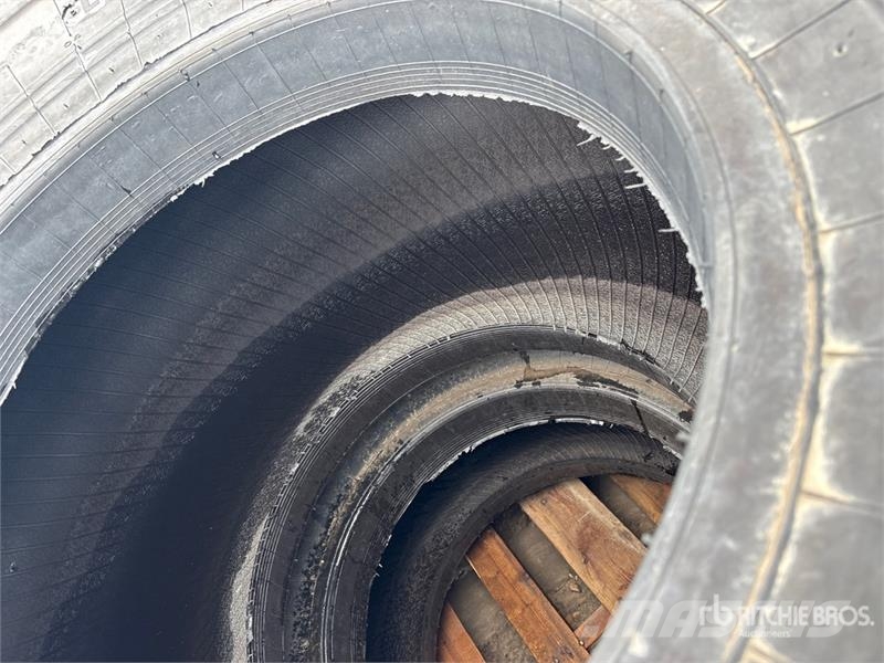 Quantity of (2) Beaver 29.5x25 Tires (Unused) - Fi Opony, koła i felgi